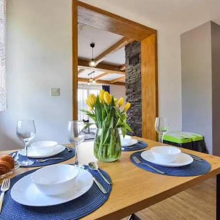 Na Budzu Z Jacuzzi Dağ evi *