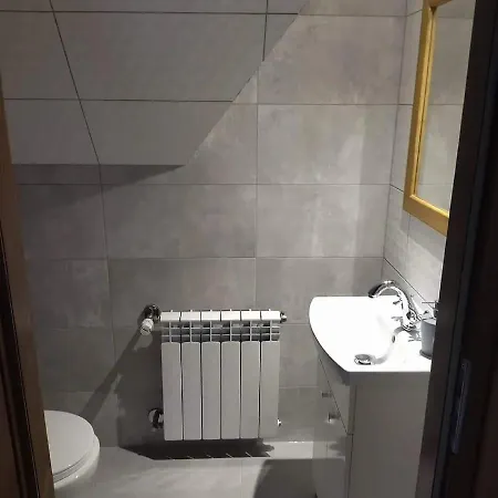 Na Budzu Z Jacuzzi Dağ evi *