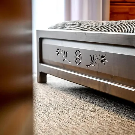 Na Budzu Z Jacuzzi Dağ evi