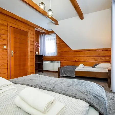 Na Budzu Z Jacuzzi Dağ evi *