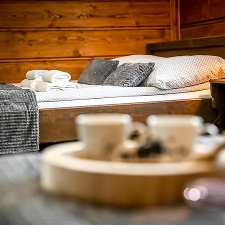 Na Budzu Z Jacuzzi Dağ evi