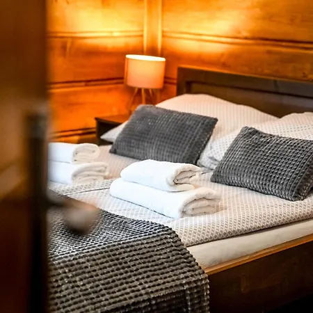 Na Budzu Z Jacuzzi Dağ evi *